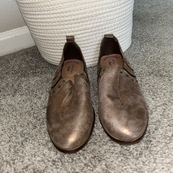 Clarks Slip on Bootie Women’s Size 8 Gold Fall Winter Holiday Event Career - Picture 2 of 6